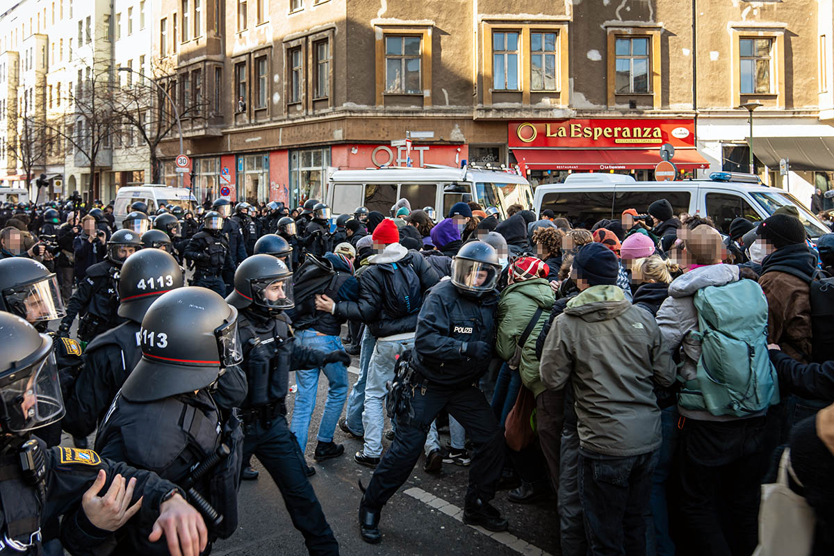 Zahlreiche Blockaden gegen Nazidemo durch Berlin-Mitte: Array