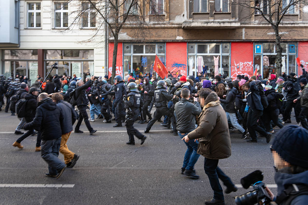Zahlreiche Blockaden gegen Nazidemo durch Berlin-Mitte: Array