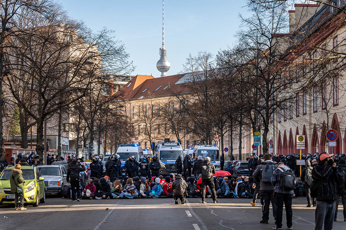 Zahlreiche Blockaden gegen Nazidemo durch Berlin-Mitte: Array