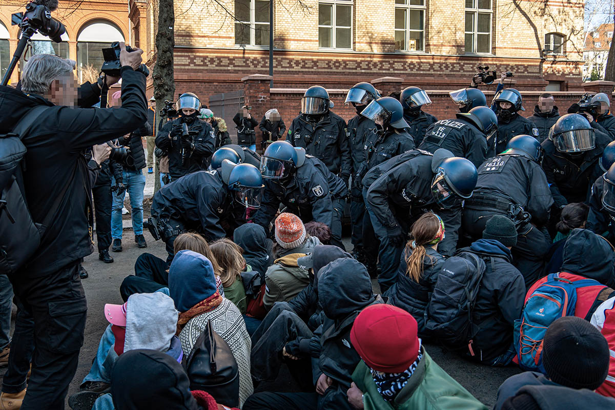 Zahlreiche Blockaden gegen Nazidemo durch Berlin-Mitte: Array