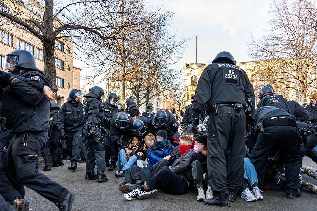 Zahlreiche Blockaden gegen Nazidemo durch Berlin-Mitte: Array