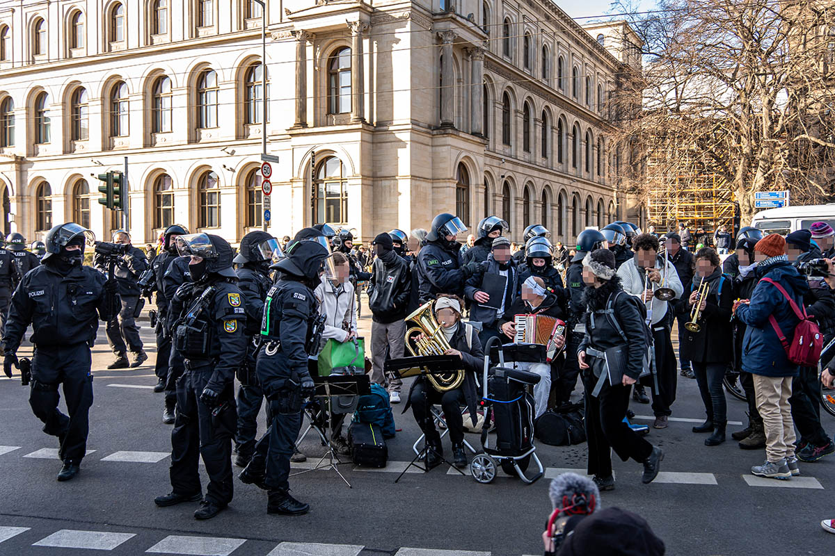 Zahlreiche Blockaden gegen Nazidemo durch Berlin-Mitte: Array