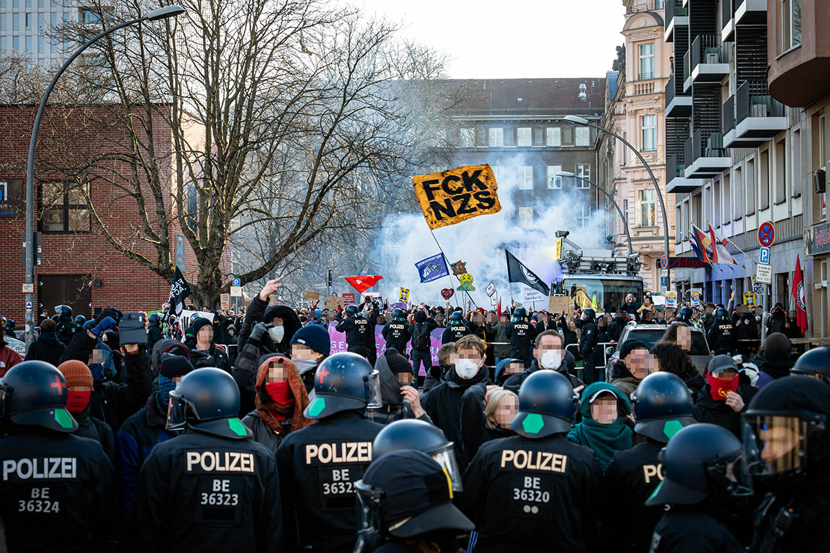 Zahlreiche Blockaden gegen Nazidemo durch Berlin-Mitte: Array