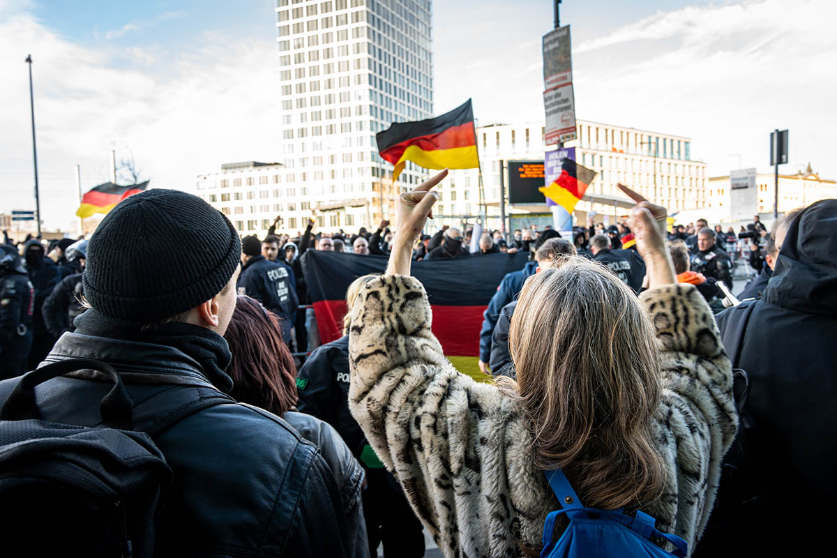 Zahlreiche Blockaden gegen Nazidemo durch Berlin-Mitte: Array