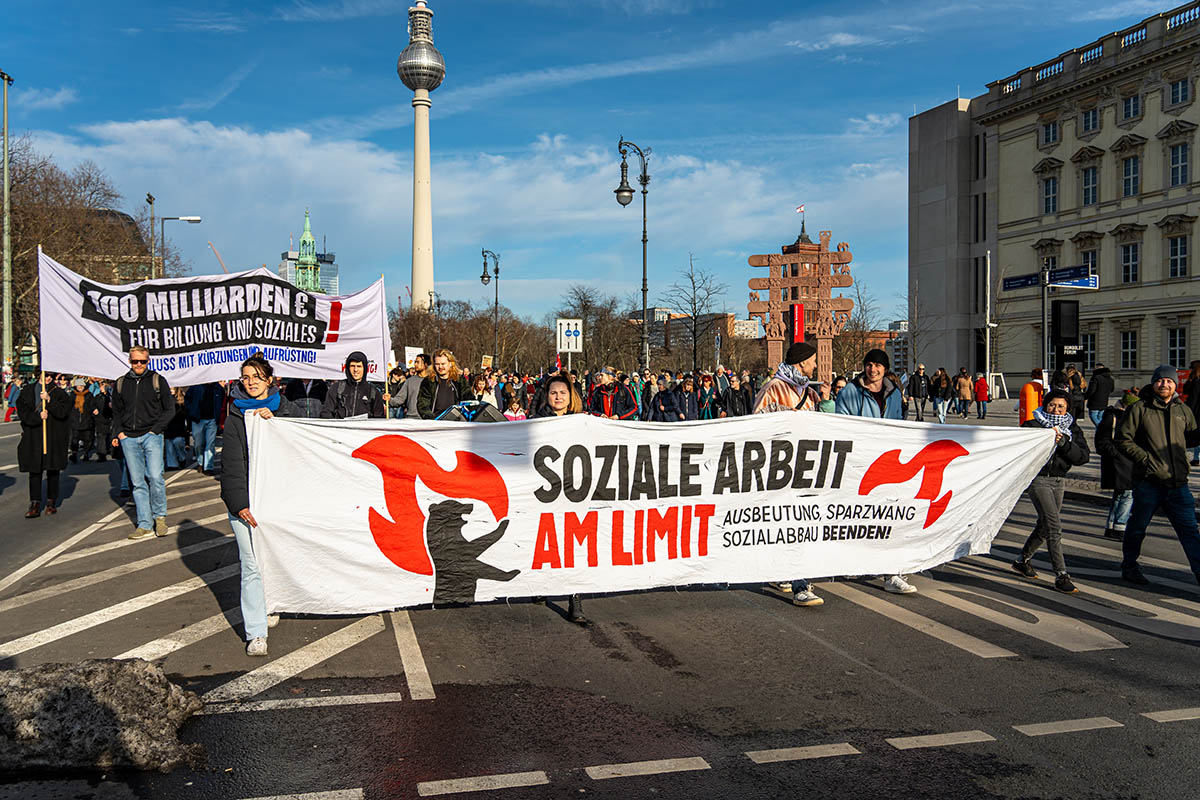 Protest gegen Berliner Sparmaßnahmen: Array