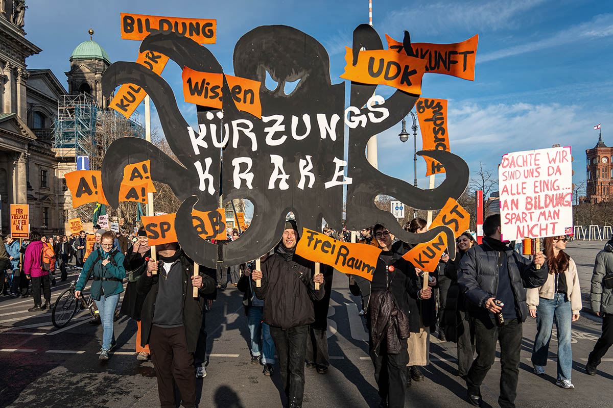 Protest gegen Berliner Sparmaßnahmen: Array
