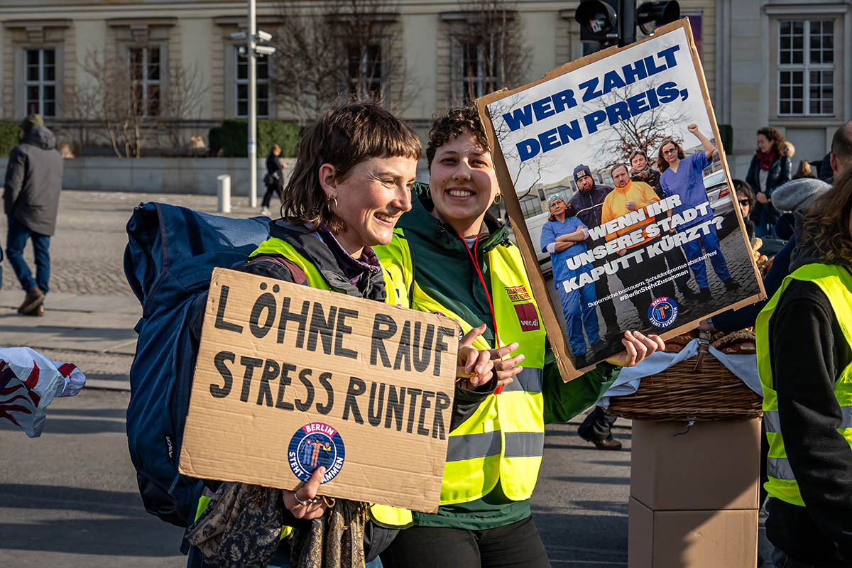 Protest gegen Berliner Sparmaßnahmen: Array