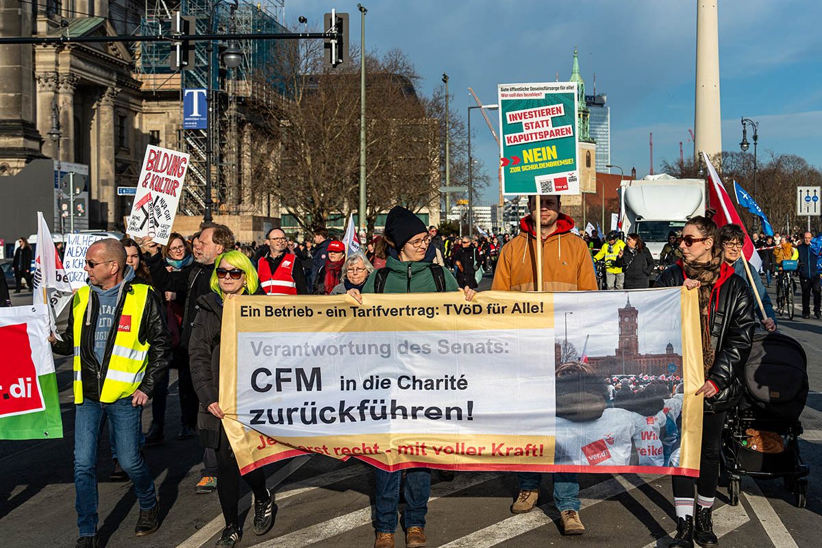Protest gegen Berliner Sparmaßnahmen: Array