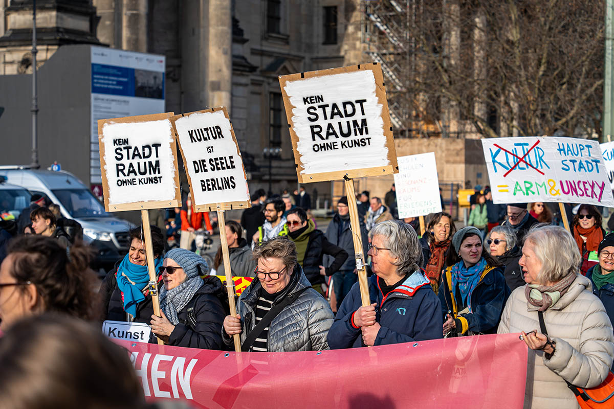Protest gegen Berliner Sparmaßnahmen: Array
