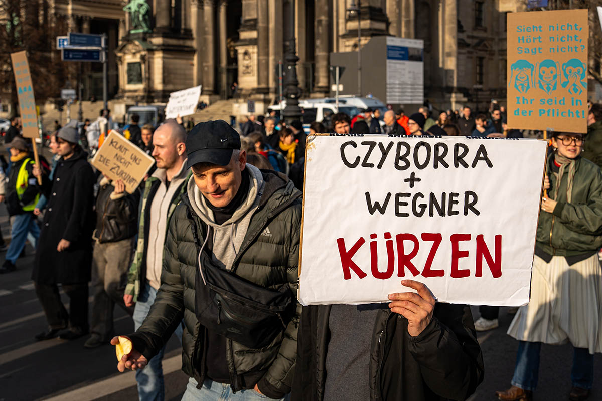 Protest gegen Berliner Sparmaßnahmen: Array