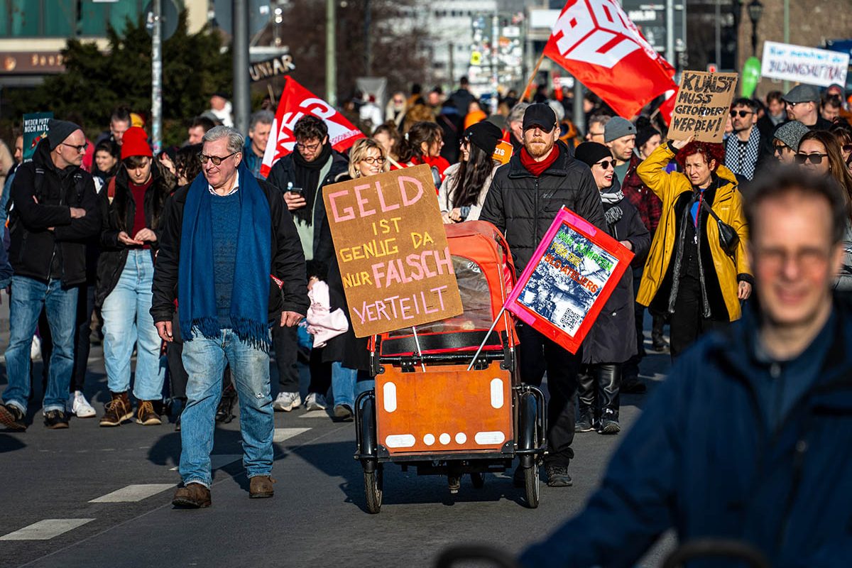 Protest gegen Berliner Sparmaßnahmen: Array