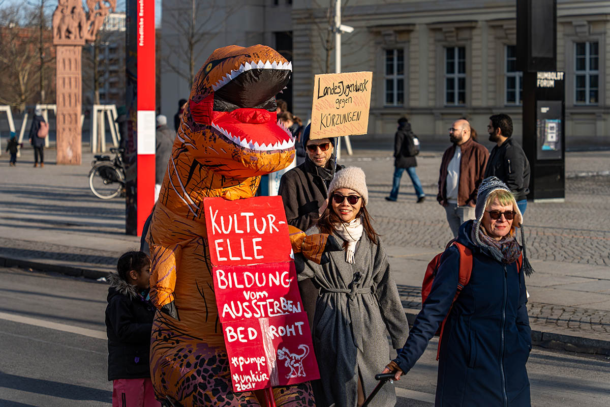 Protest gegen Berliner Sparmaßnahmen: Array