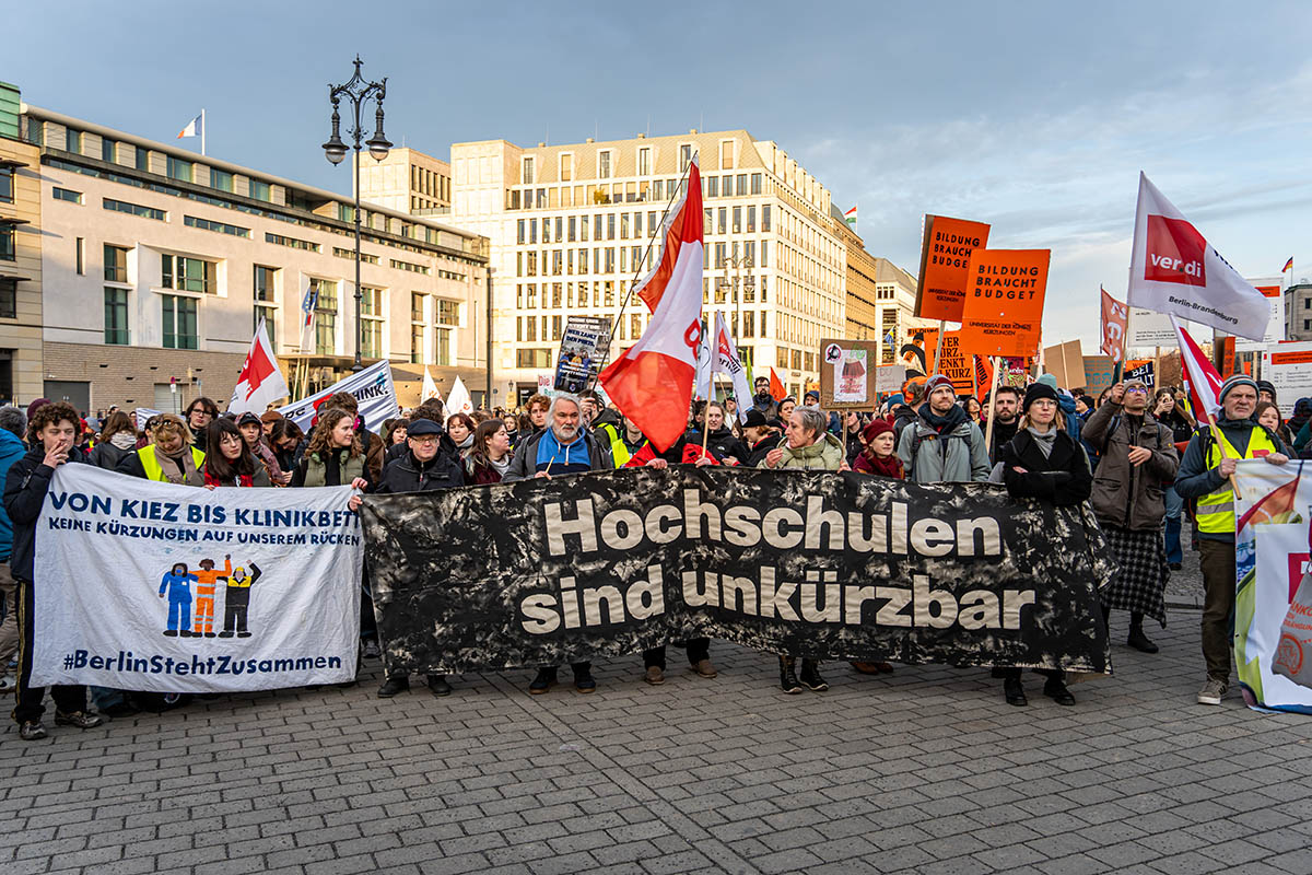Protest gegen Berliner Sparmaßnahmen: Array