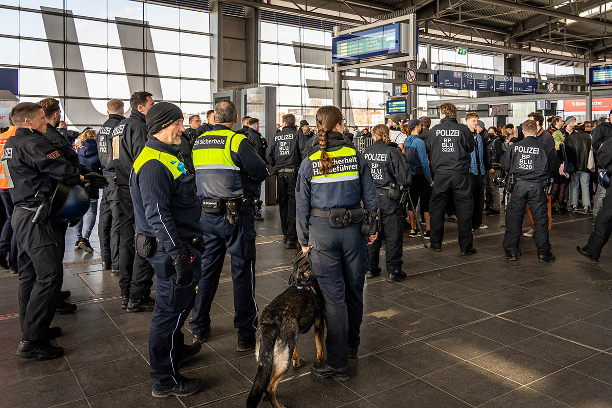 Naziaufmarsch durch Friedrichshain blockiert: Array