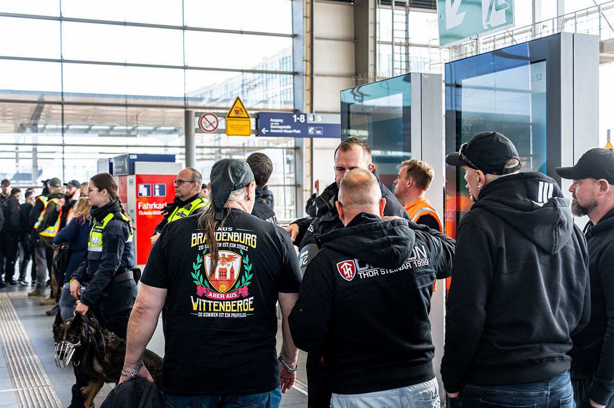 Naziaufmarsch durch Friedrichshain blockiert: Array