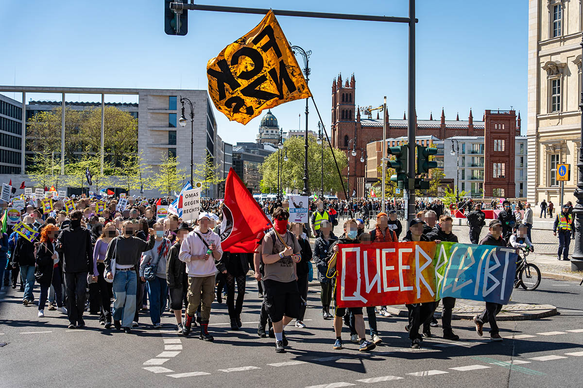 Sitzblockaden & Protest gegen rechtsextremen Aufmarsch in Berlin Mitte: Array