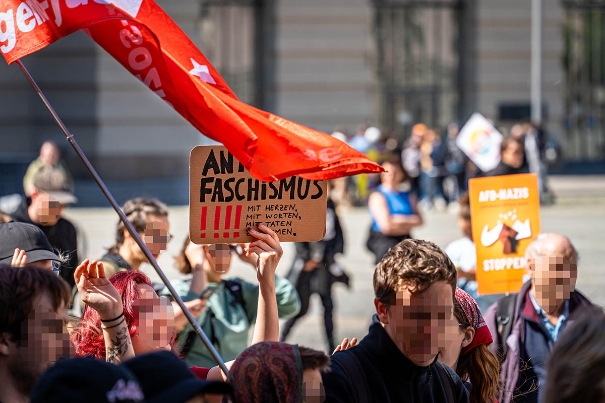 Sitzblockaden & Protest gegen rechtsextremen Aufmarsch in Berlin Mitte: Array