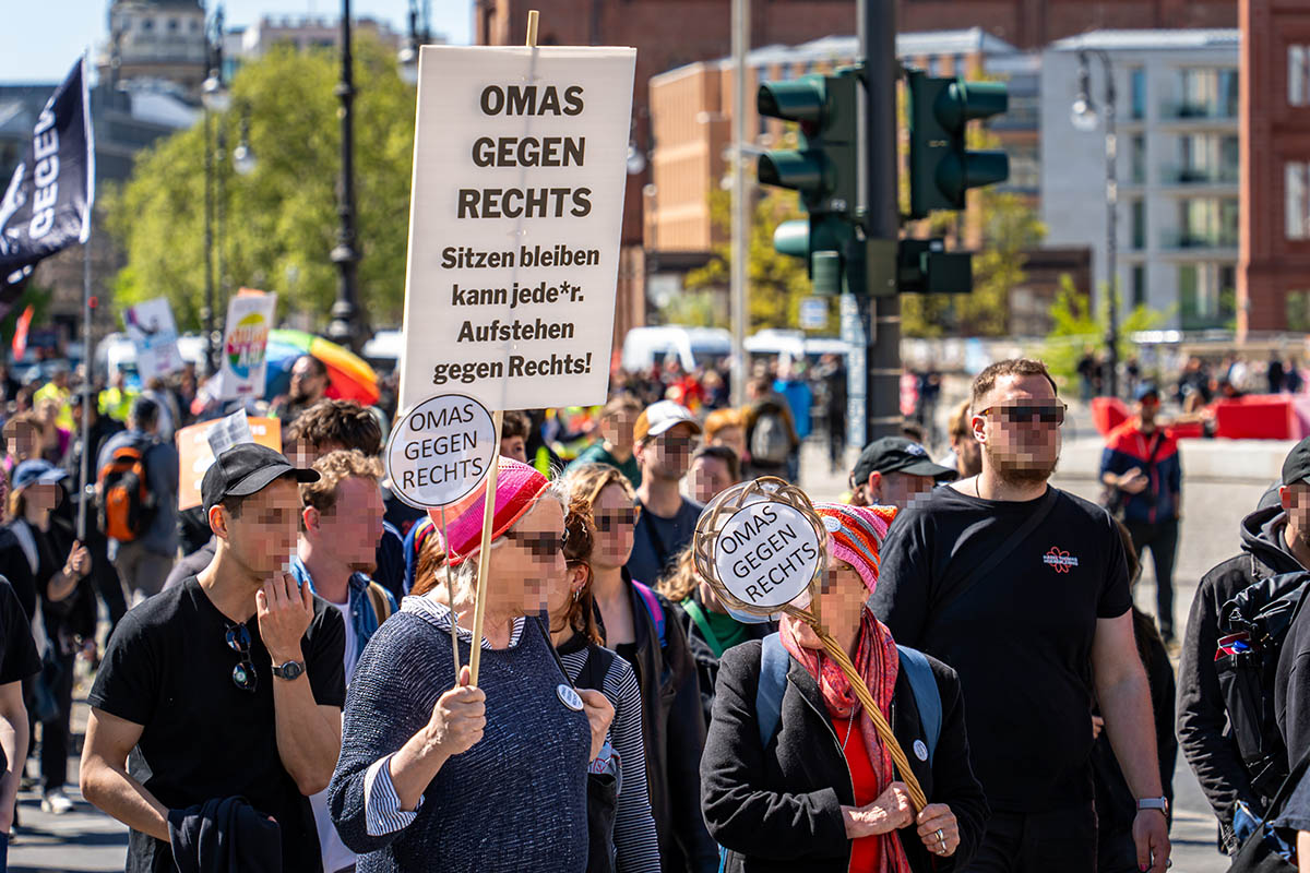 Sitzblockaden & Protest gegen rechtsextremen Aufmarsch in Berlin Mitte: Array