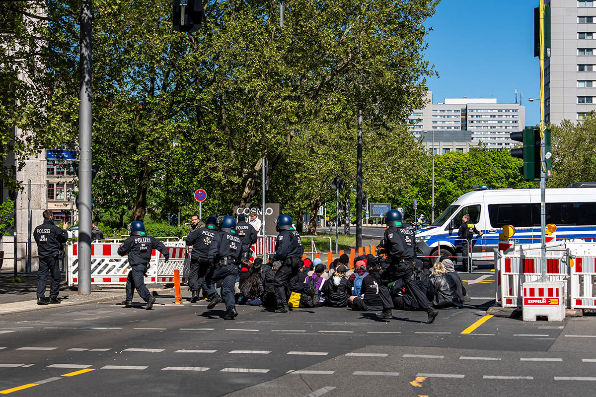 Sitzblockaden & Protest gegen rechtsextremen Aufmarsch in Berlin Mitte: Array