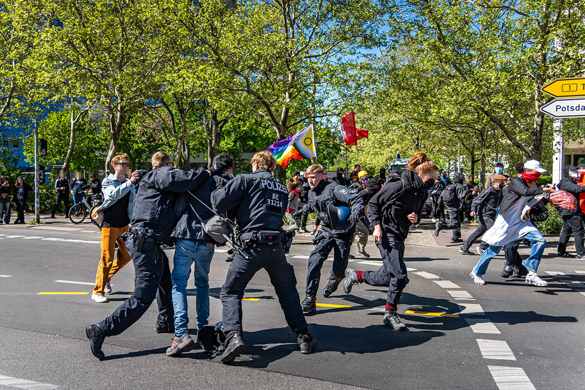 Sitzblockaden & Protest gegen rechtsextremen Aufmarsch in Berlin Mitte: Array
