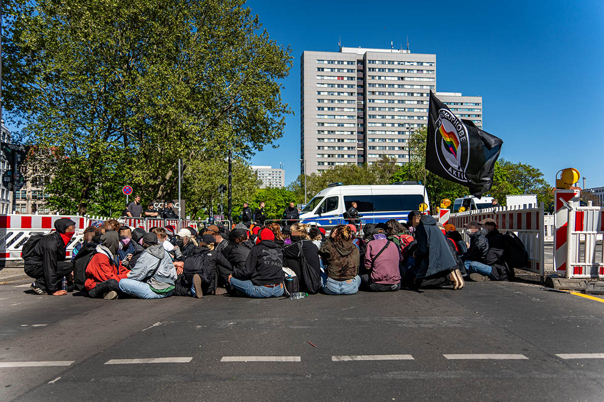 Sitzblockaden & Protest gegen rechtsextremen Aufmarsch in Berlin Mitte: Array