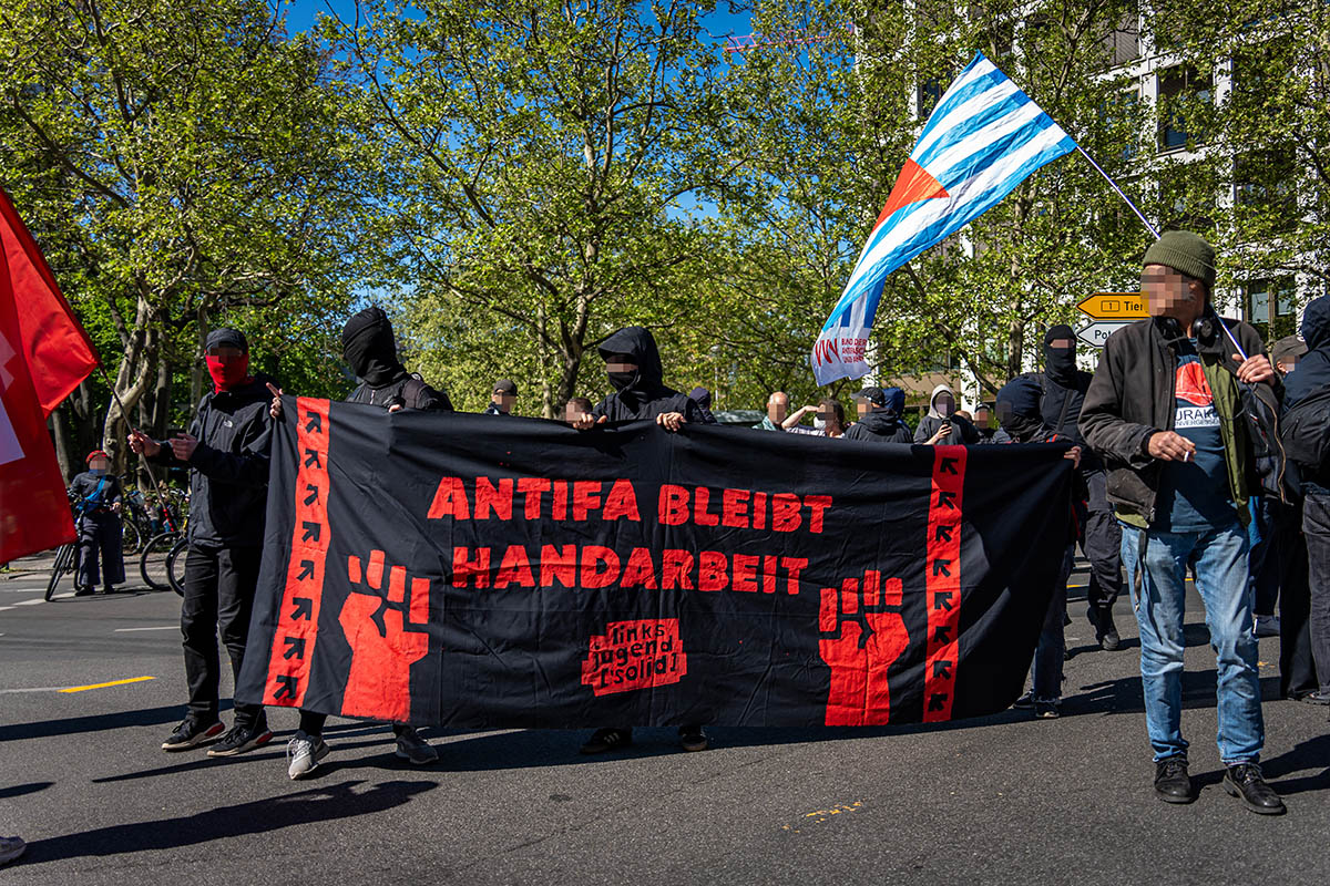 Sitzblockaden & Protest gegen rechtsextremen Aufmarsch in Berlin Mitte: Array