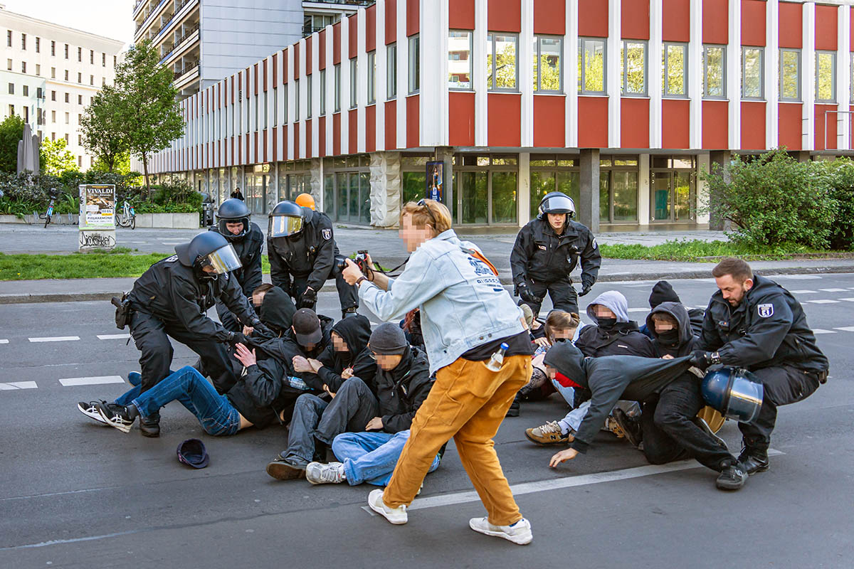 Sitzblockaden & Protest gegen rechtsextremen Aufmarsch in Berlin Mitte: Array