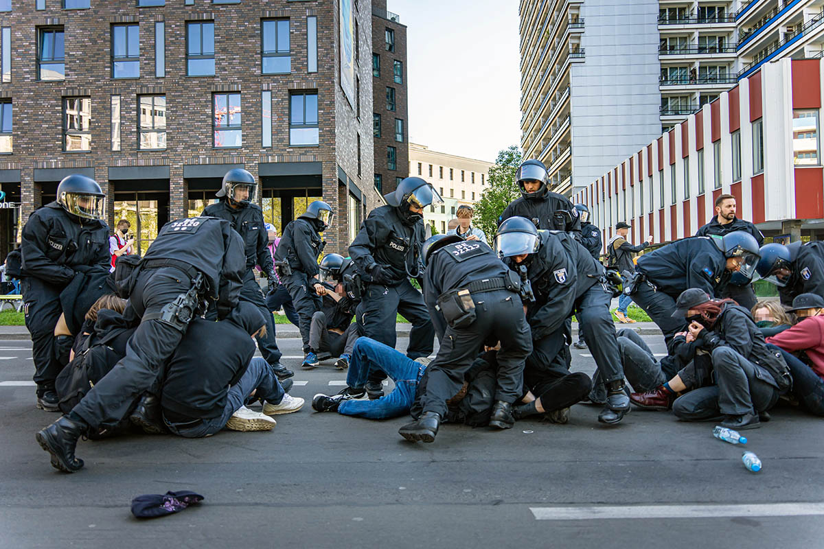 Sitzblockaden & Protest gegen rechtsextremen Aufmarsch in Berlin Mitte: Array