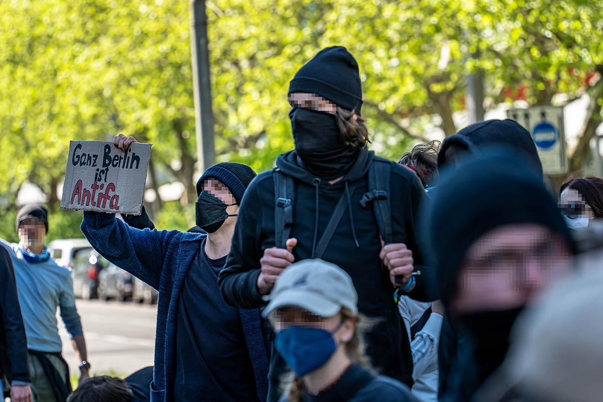 Sitzblockaden & Protest gegen rechtsextremen Aufmarsch in Berlin Mitte: Array