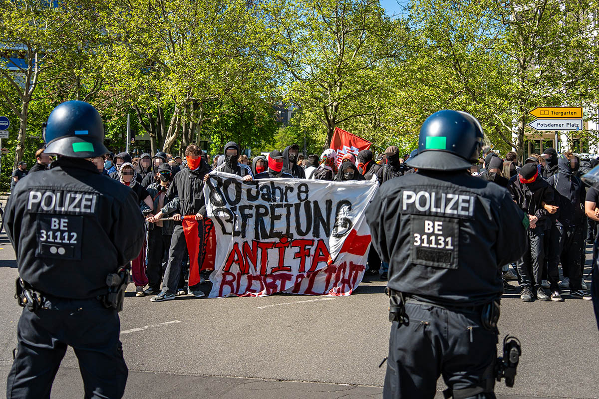 Sitzblockaden & Protest gegen rechtsextremen Aufmarsch in Berlin Mitte: Array