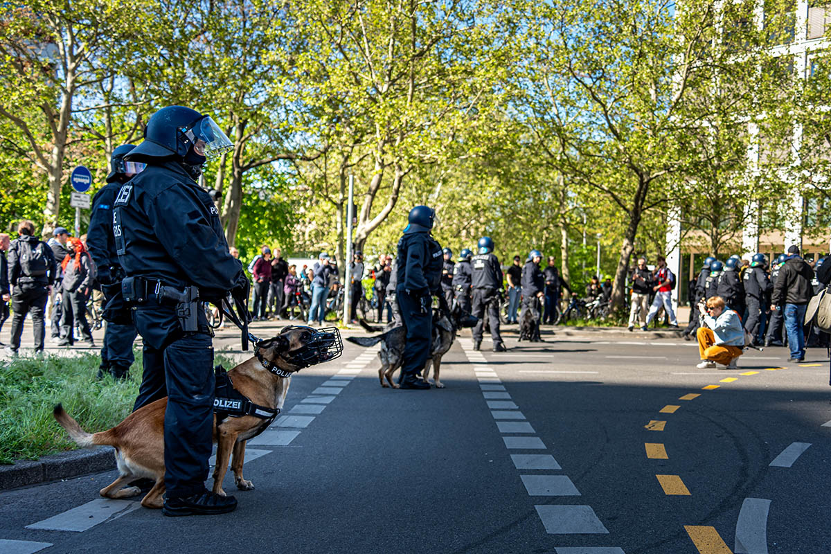 Sitzblockaden & Protest gegen rechtsextremen Aufmarsch in Berlin Mitte: Array