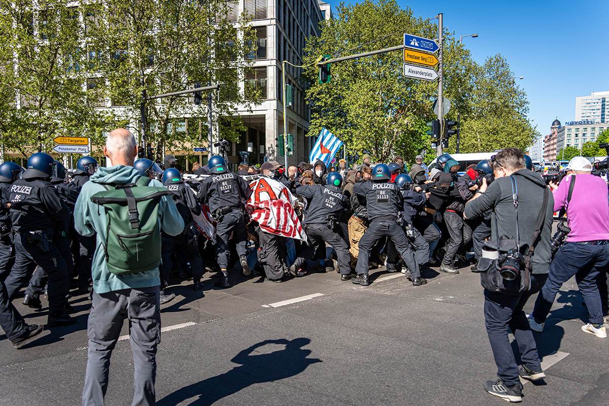 Sitzblockaden & Protest gegen rechtsextremen Aufmarsch in Berlin Mitte: Array