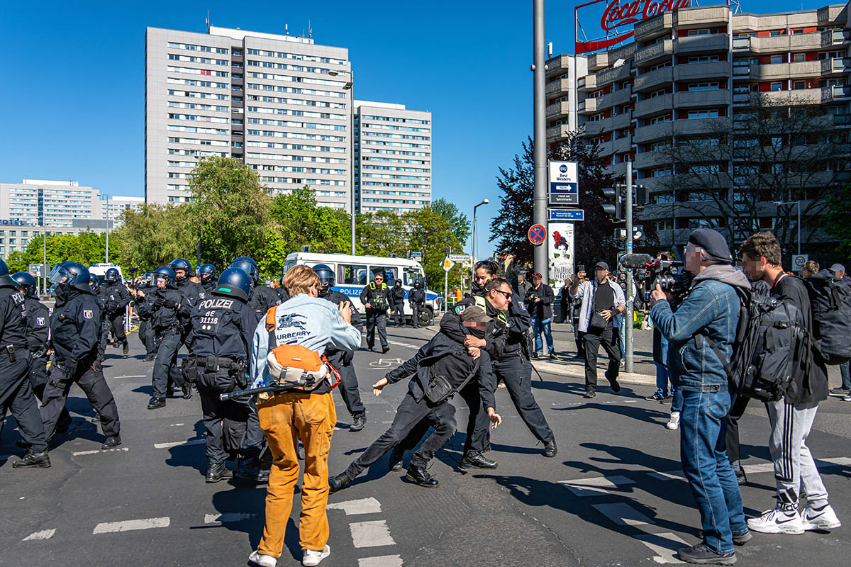 Sitzblockaden & Protest gegen rechtsextremen Aufmarsch in Berlin Mitte: Array