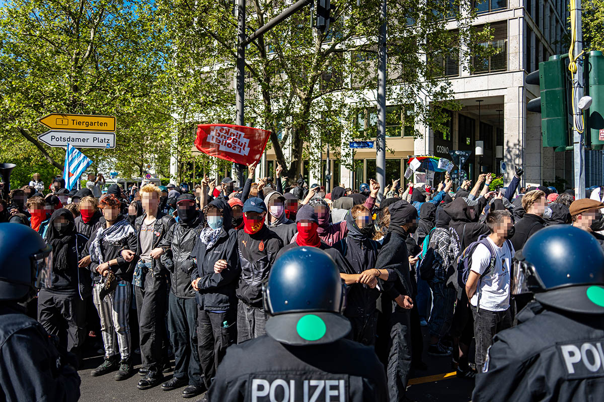 Sitzblockaden & Protest gegen rechtsextremen Aufmarsch in Berlin Mitte: Array