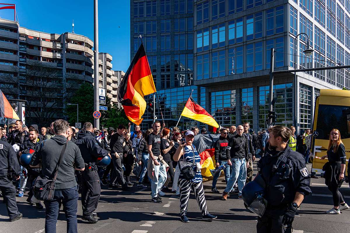 Sitzblockaden & Protest gegen rechtsextremen Aufmarsch in Berlin Mitte: Array