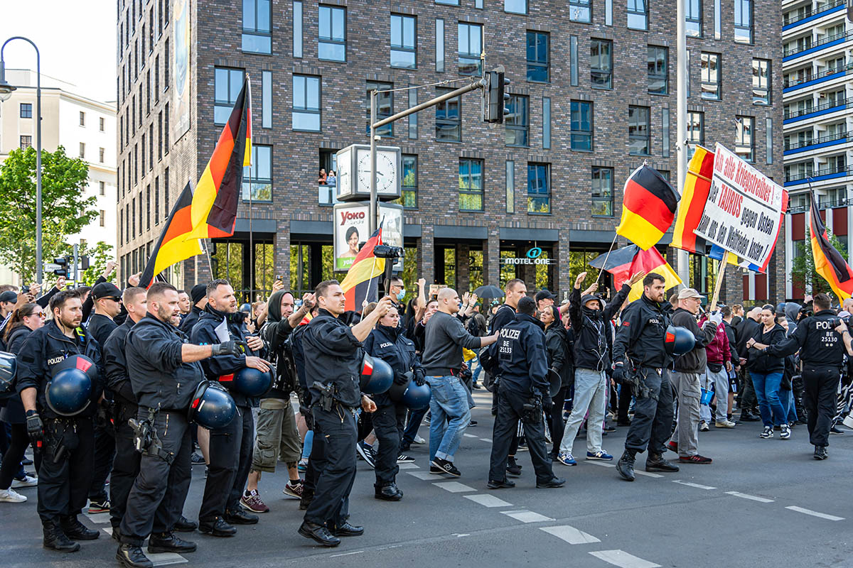 Sitzblockaden & Protest gegen rechtsextremen Aufmarsch in Berlin Mitte: Array