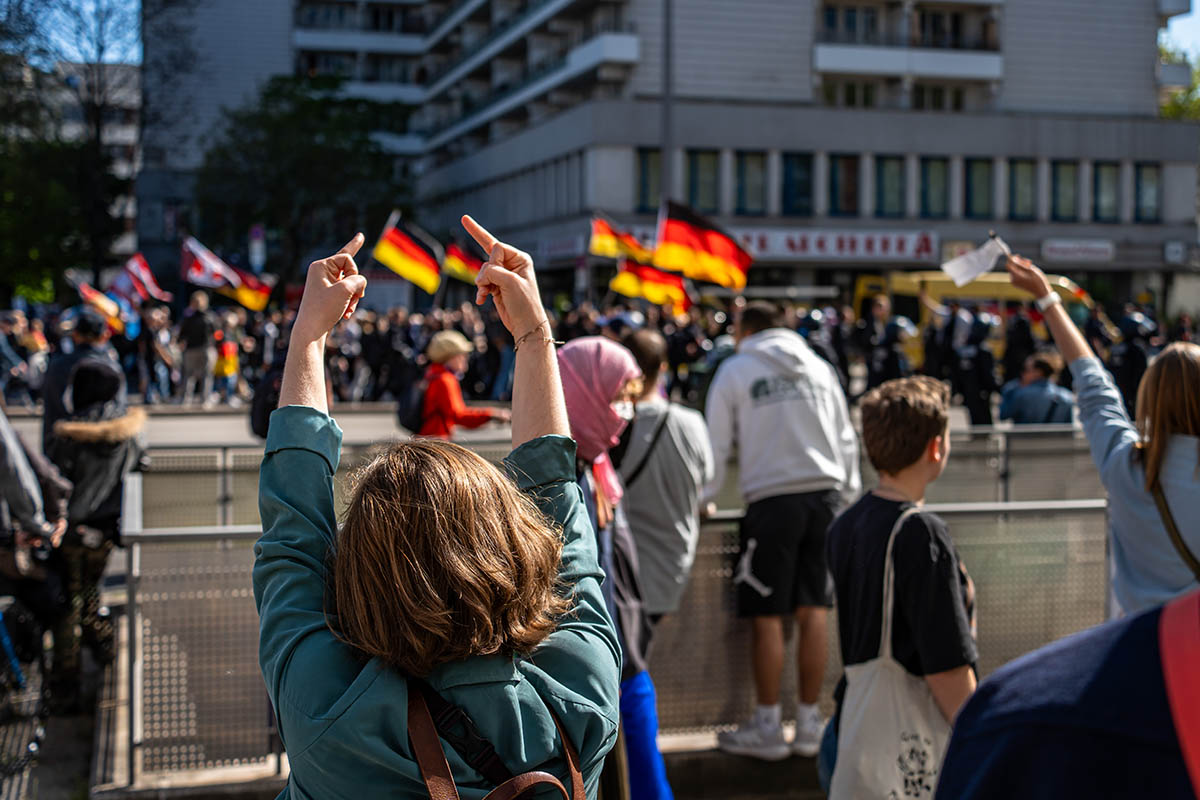 Sitzblockaden & Protest gegen rechtsextremen Aufmarsch in Berlin Mitte: Array