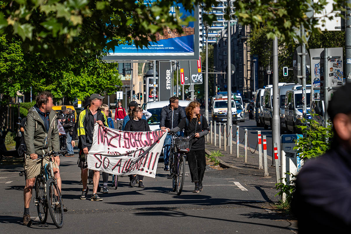 Sitzblockaden & Protest gegen rechtsextremen Aufmarsch in Berlin Mitte: Array