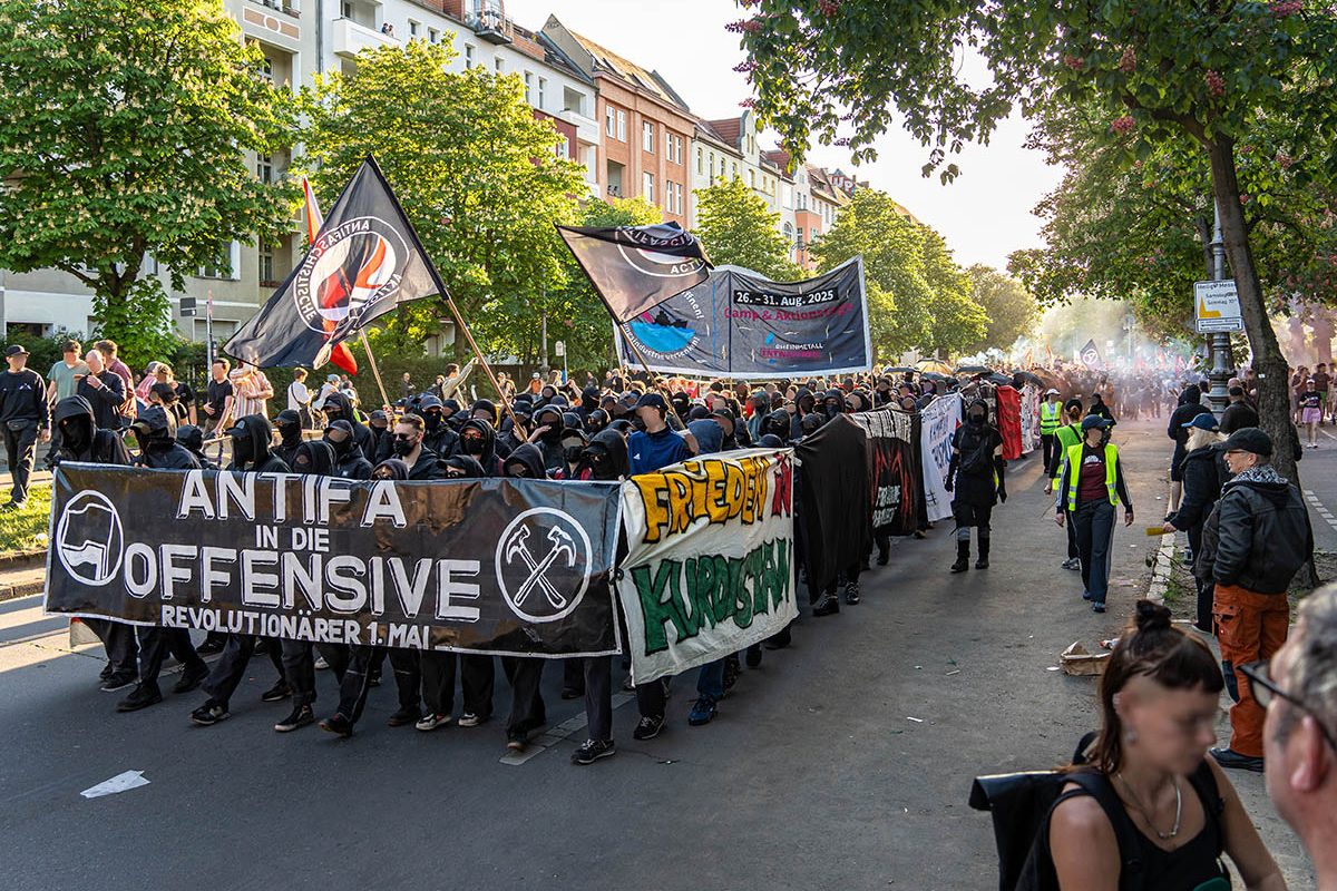 Revolutionäre 1. Mai-Demo in Berlin: Array