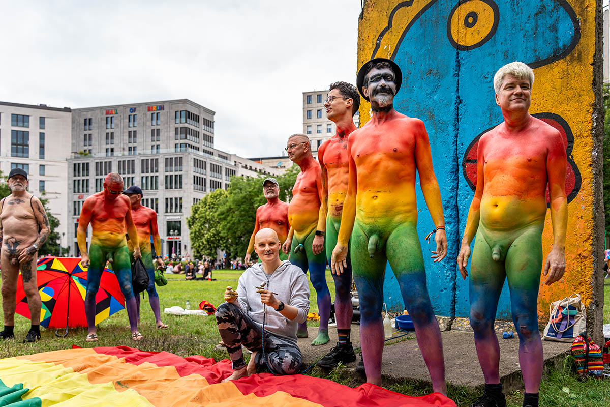 Hunderttausende feiern CSD in Berlin: Array