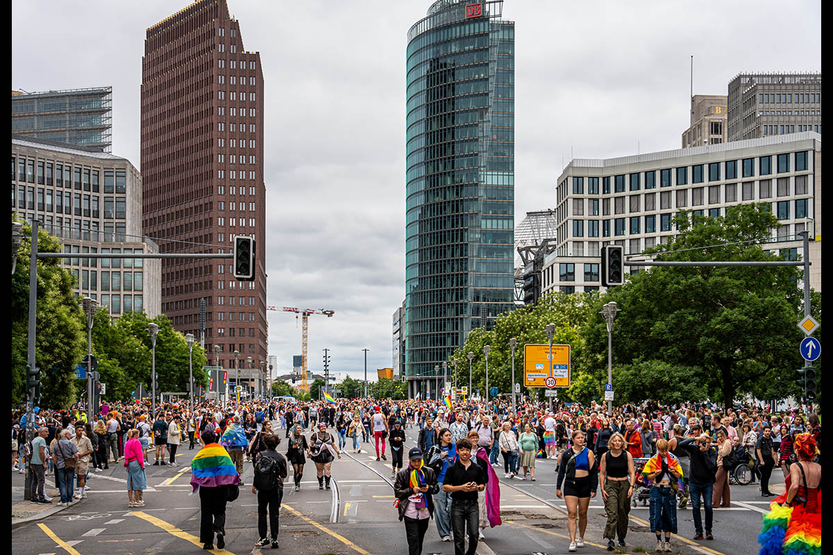 Hunderttausende feiern CSD in Berlin: Array