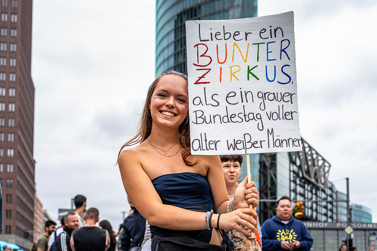 Hunderttausende feiern CSD in Berlin: Array