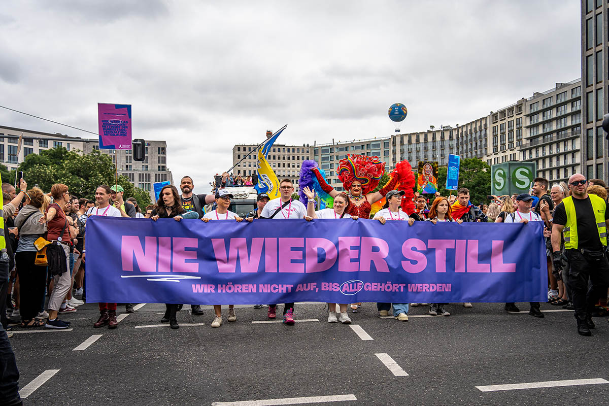 Hunderttausende feiern CSD in Berlin: Array
