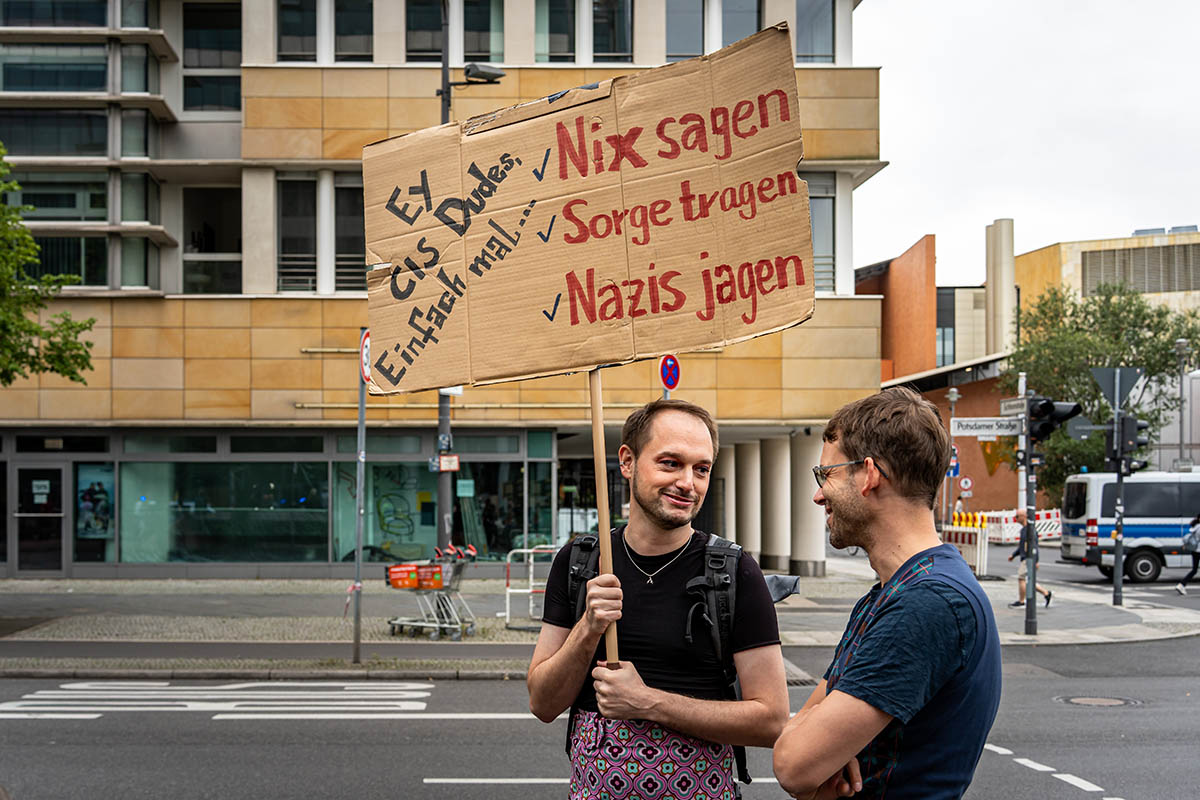 Hunderttausende feiern CSD in Berlin: Array