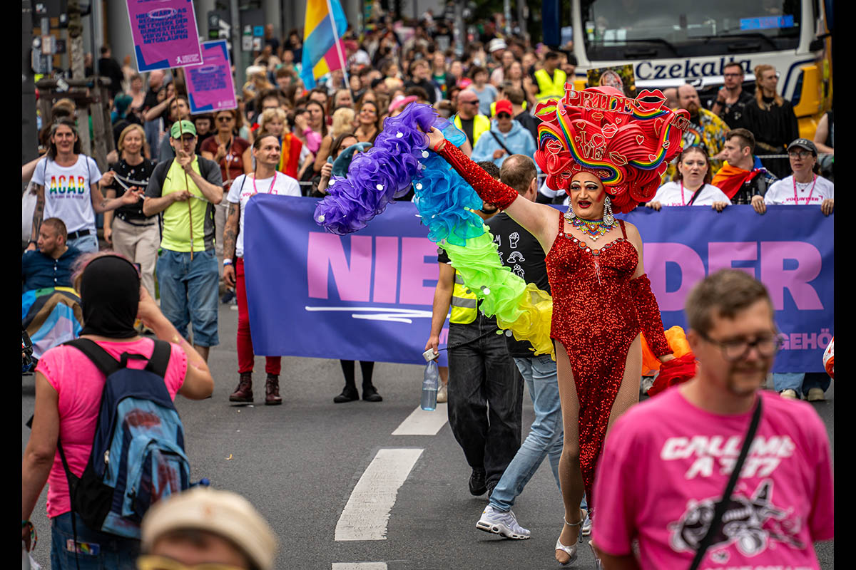 Hunderttausende feiern CSD in Berlin: Array