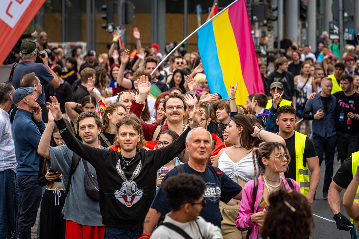 Hunderttausende feiern CSD in Berlin: Array