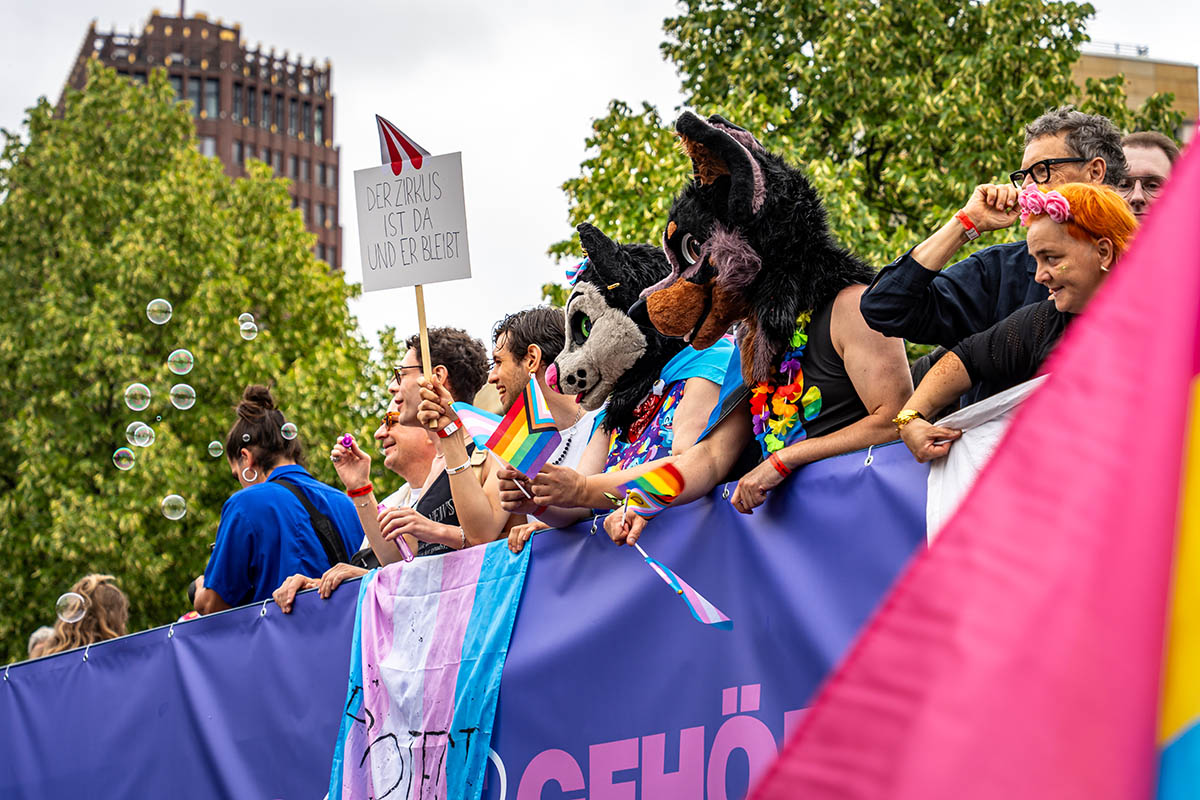 Hunderttausende feiern CSD in Berlin: Array