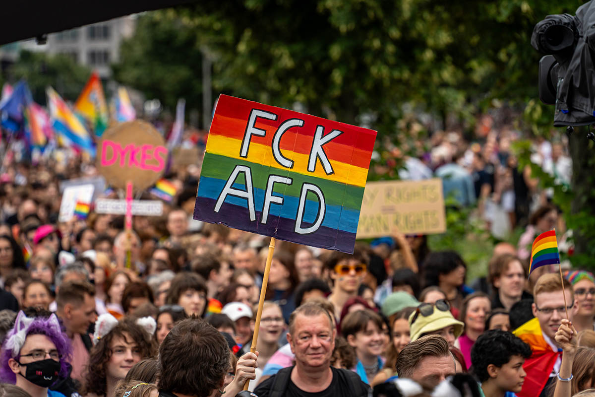 Hunderttausende feiern CSD in Berlin: Array