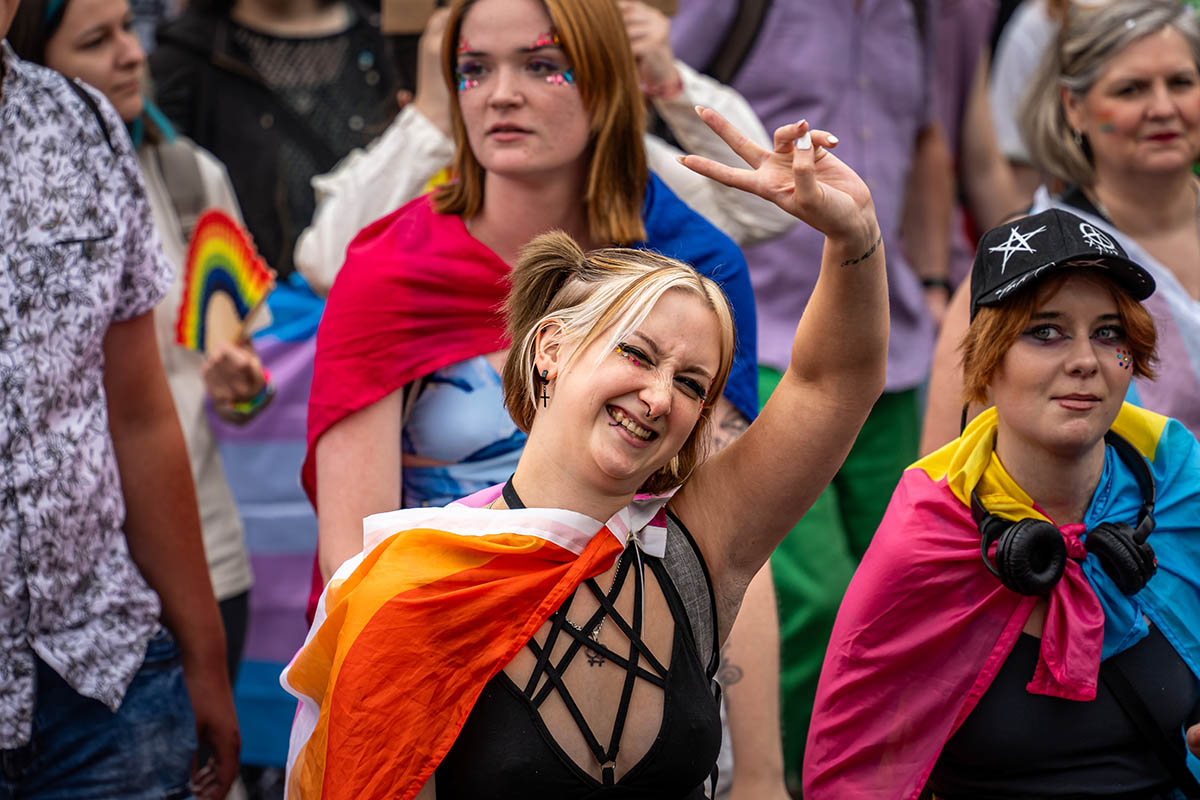 Hunderttausende feiern CSD in Berlin: Array