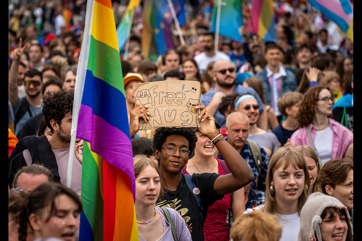 Hunderttausende feiern CSD in Berlin: Array